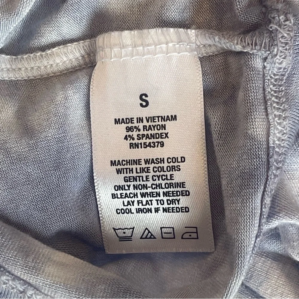 Aeropostale. Sz Small. Crop Top.. Small hole Rt arm. - Picture 14 of 16